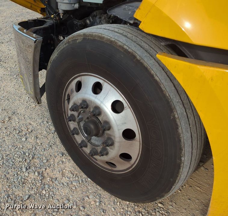 image for item MY9821 2020 Freightliner Cascadia 126  semi truck