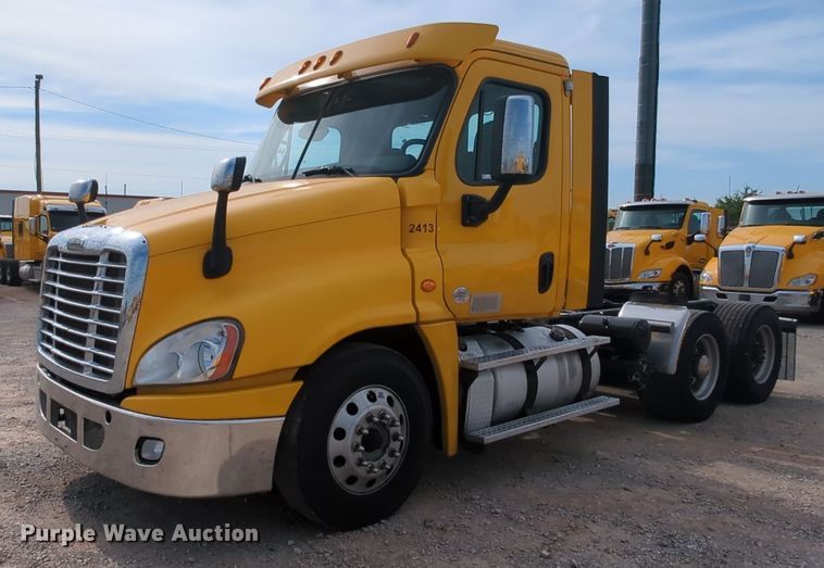 image for item MY9822 2018 Freightliner Cascadia 125  semi truck