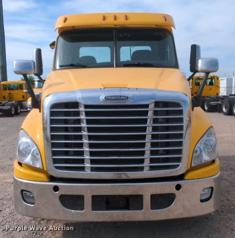 image for item MY9822 2018 Freightliner Cascadia 125  semi truck