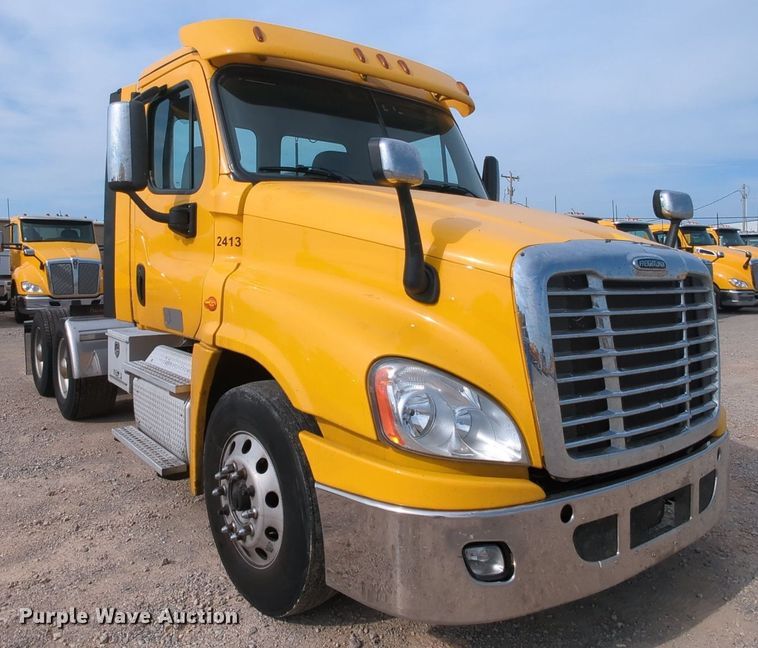 image for item MY9822 2018 Freightliner Cascadia 125  semi truck