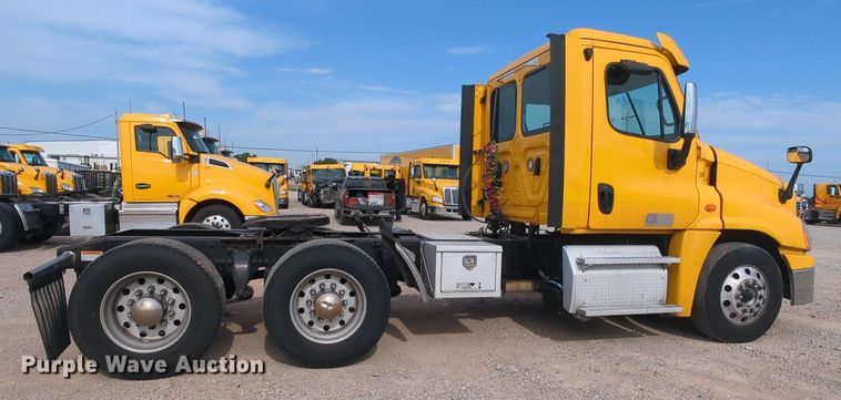 image for item MY9822 2018 Freightliner Cascadia 125  semi truck