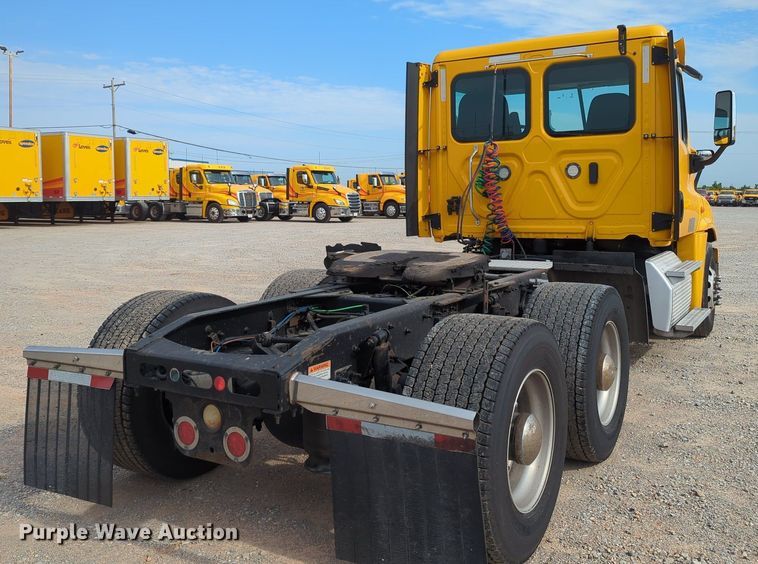 image for item MY9822 2018 Freightliner Cascadia 125  semi truck