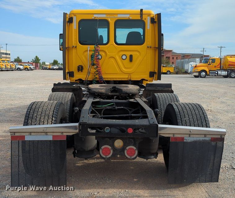 image for item MY9822 2018 Freightliner Cascadia 125  semi truck