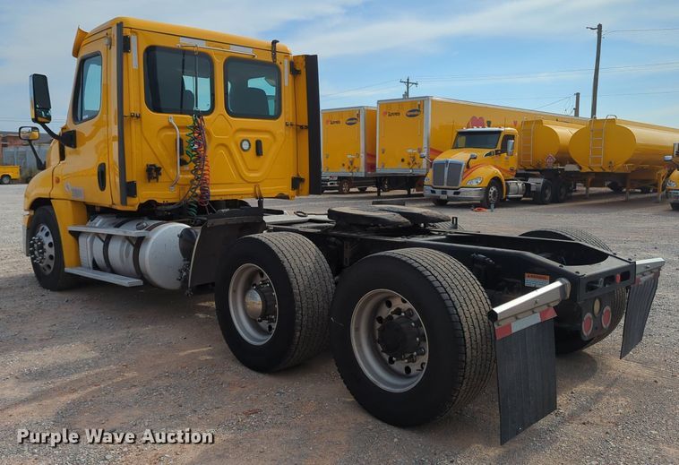 image for item MY9822 2018 Freightliner Cascadia 125  semi truck