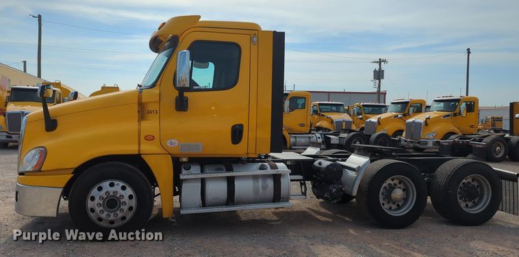 image for item MY9822 2018 Freightliner Cascadia 125  semi truck