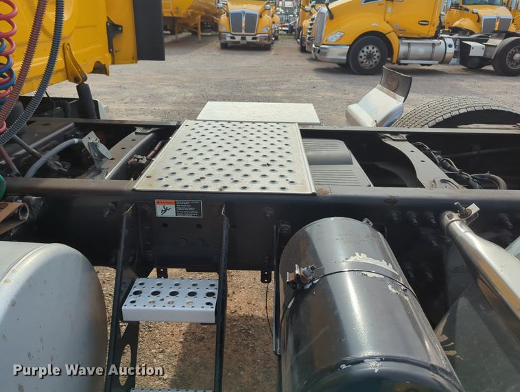 image for item MY9822 2018 Freightliner Cascadia 125  semi truck