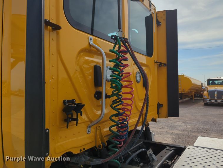 image for item MY9822 2018 Freightliner Cascadia 125  semi truck