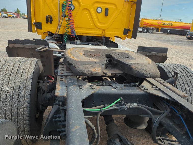 image for item MY9822 2018 Freightliner Cascadia 125  semi truck