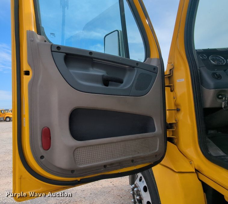 image for item MY9822 2018 Freightliner Cascadia 125  semi truck