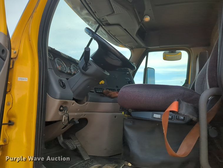 image for item MY9822 2018 Freightliner Cascadia 125  semi truck