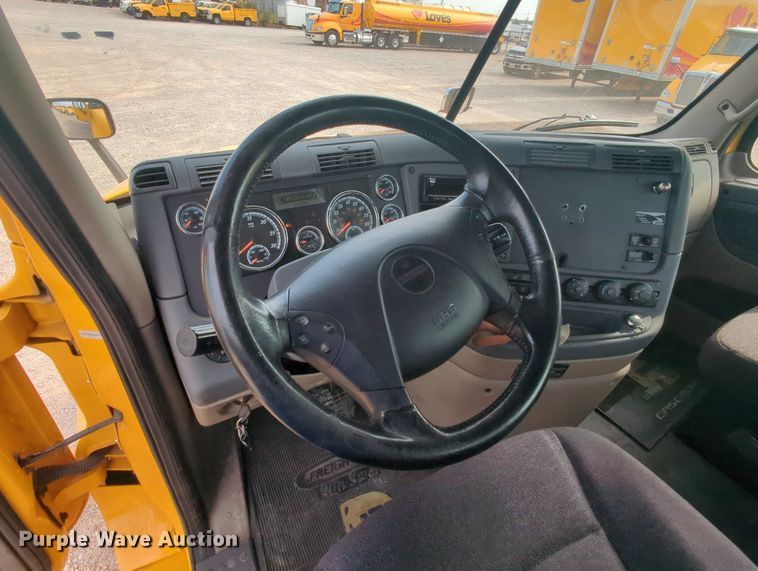 image for item MY9822 2018 Freightliner Cascadia 125  semi truck