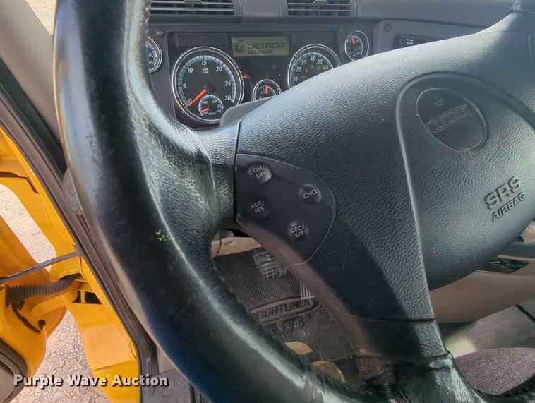 image for item MY9822 2018 Freightliner Cascadia 125  semi truck