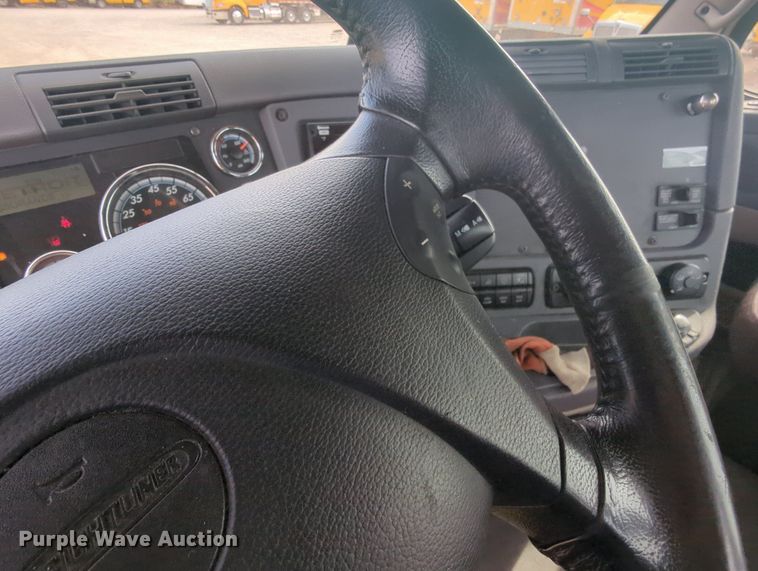 image for item MY9822 2018 Freightliner Cascadia 125  semi truck