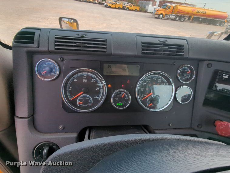 image for item MY9822 2018 Freightliner Cascadia 125  semi truck