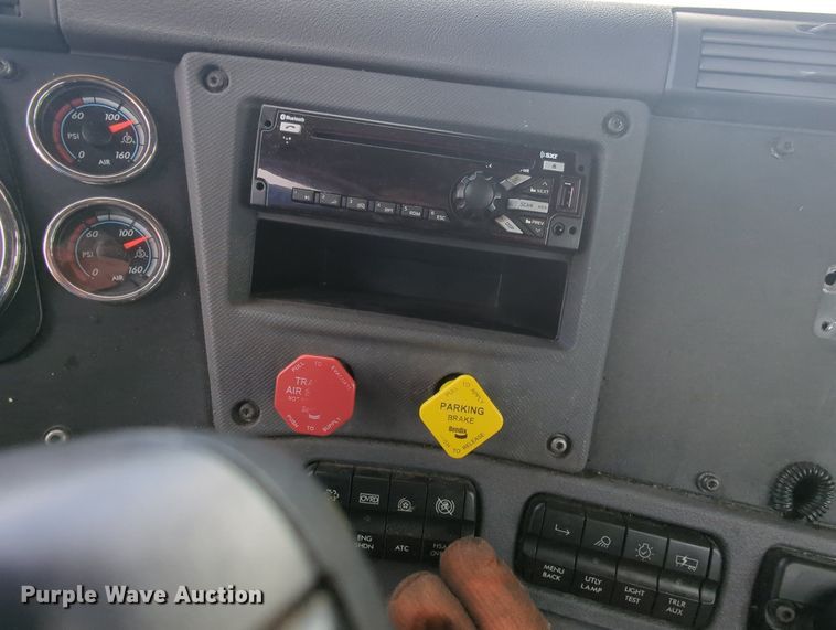 image for item MY9822 2018 Freightliner Cascadia 125  semi truck