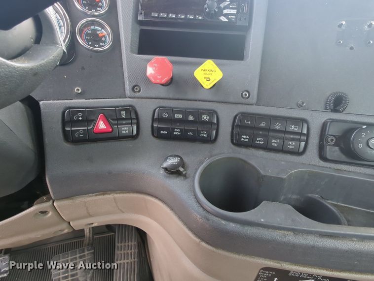 image for item MY9822 2018 Freightliner Cascadia 125  semi truck