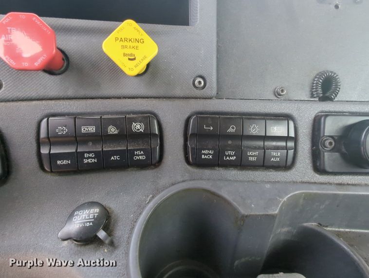 image for item MY9822 2018 Freightliner Cascadia 125  semi truck