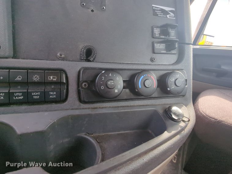 image for item MY9822 2018 Freightliner Cascadia 125  semi truck