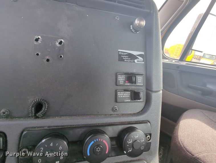 image for item MY9822 2018 Freightliner Cascadia 125  semi truck