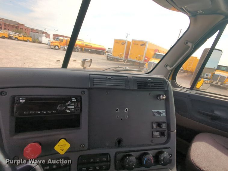 image for item MY9822 2018 Freightliner Cascadia 125  semi truck