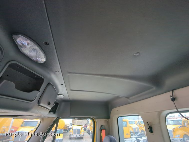 image for item MY9822 2018 Freightliner Cascadia 125  semi truck