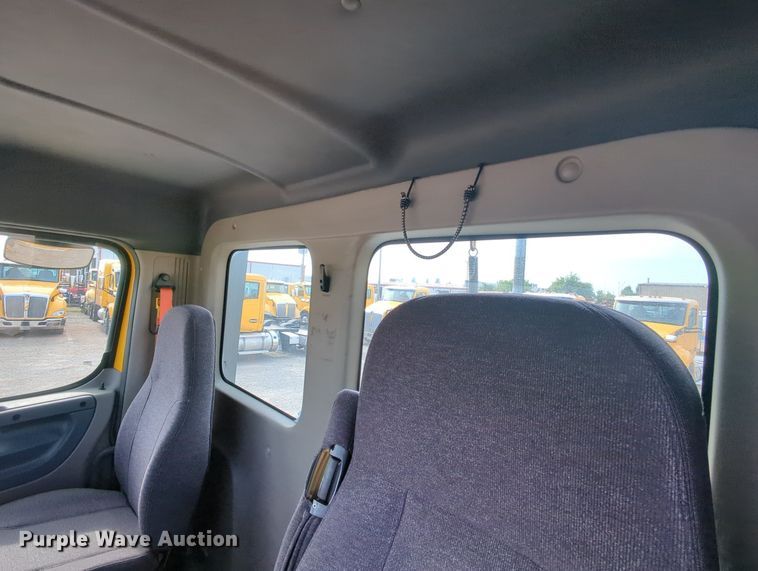 image for item MY9822 2018 Freightliner Cascadia 125  semi truck