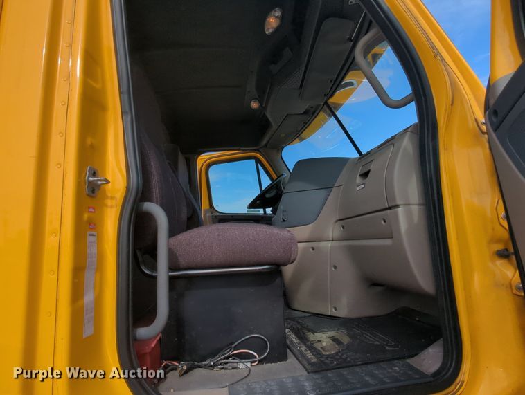image for item MY9822 2018 Freightliner Cascadia 125  semi truck