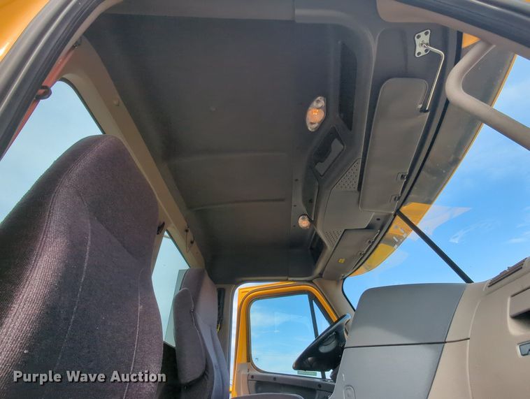 image for item MY9822 2018 Freightliner Cascadia 125  semi truck