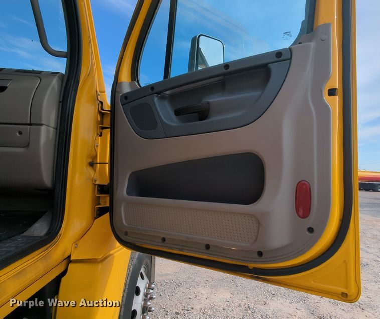 image for item MY9822 2018 Freightliner Cascadia 125  semi truck