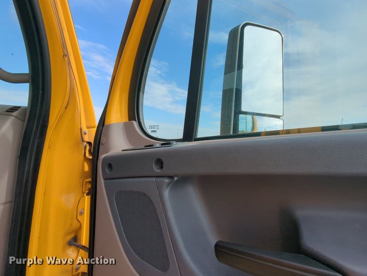 image for item MY9822 2018 Freightliner Cascadia 125  semi truck