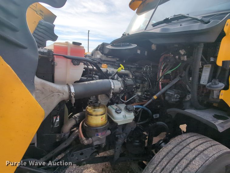 image for item MY9822 2018 Freightliner Cascadia 125  semi truck