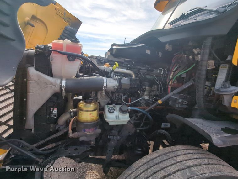 image for item MY9822 2018 Freightliner Cascadia 125  semi truck