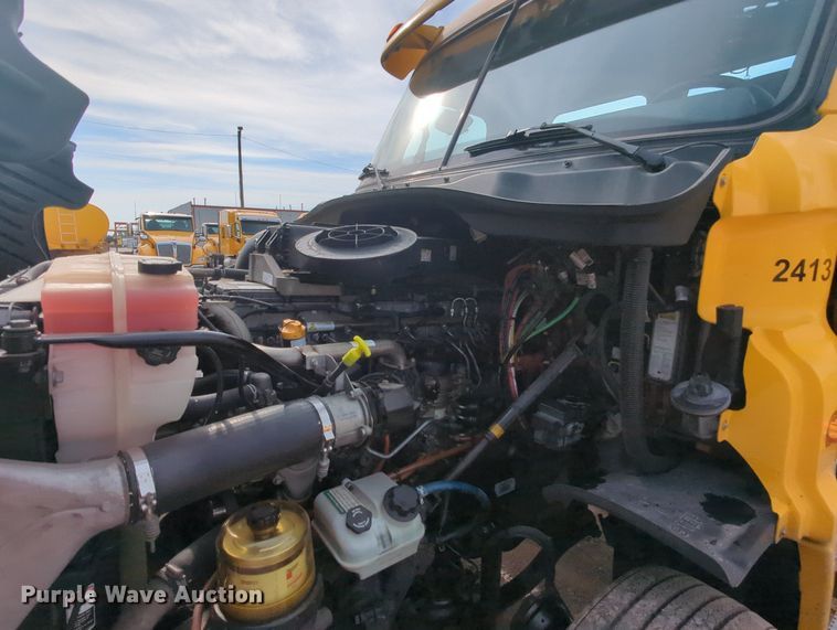 image for item MY9822 2018 Freightliner Cascadia 125  semi truck