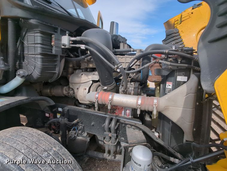 image for item MY9822 2018 Freightliner Cascadia 125  semi truck