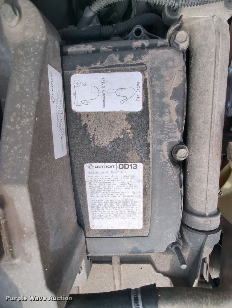 image for item MY9822 2018 Freightliner Cascadia 125  semi truck