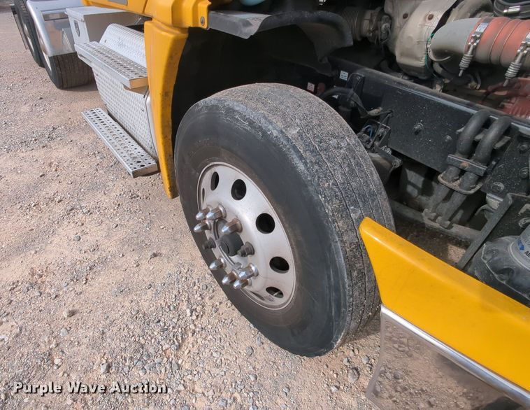 image for item MY9822 2018 Freightliner Cascadia 125  semi truck