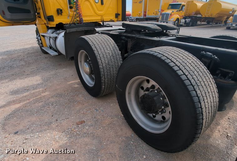 image for item MY9822 2018 Freightliner Cascadia 125  semi truck