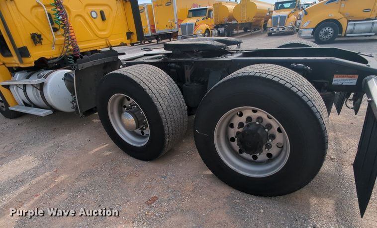 image for item MY9822 2018 Freightliner Cascadia 125  semi truck