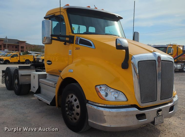 image for item MY9823 2019 Kenworth T680  semi truck