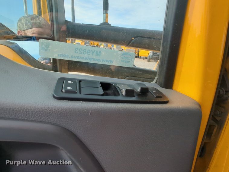 image for item MY9823 2019 Kenworth T680  semi truck