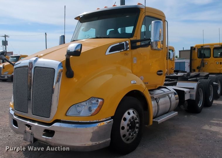 image for item MY9824 2019 Kenworth T680  semi truck