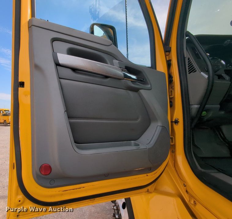 image for item MY9824 2019 Kenworth T680  semi truck