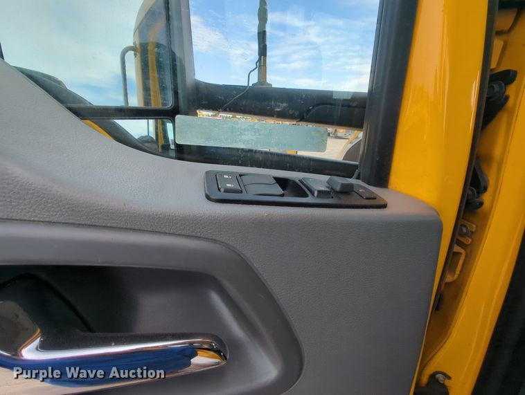 image for item MY9824 2019 Kenworth T680  semi truck