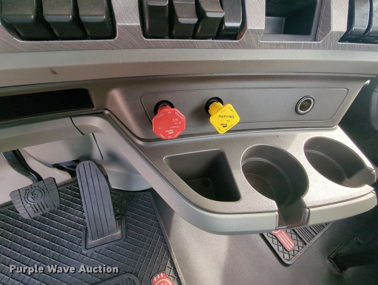 image for item MY9824 2019 Kenworth T680  semi truck