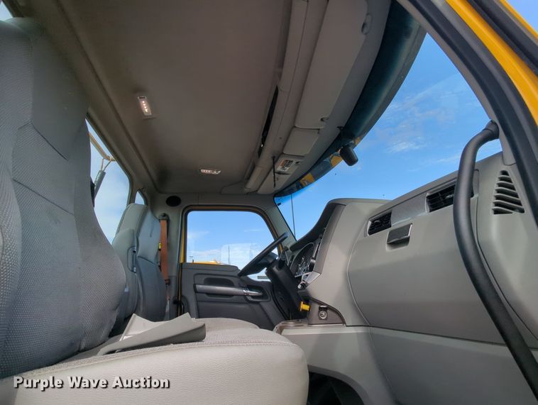 image for item MY9824 2019 Kenworth T680  semi truck