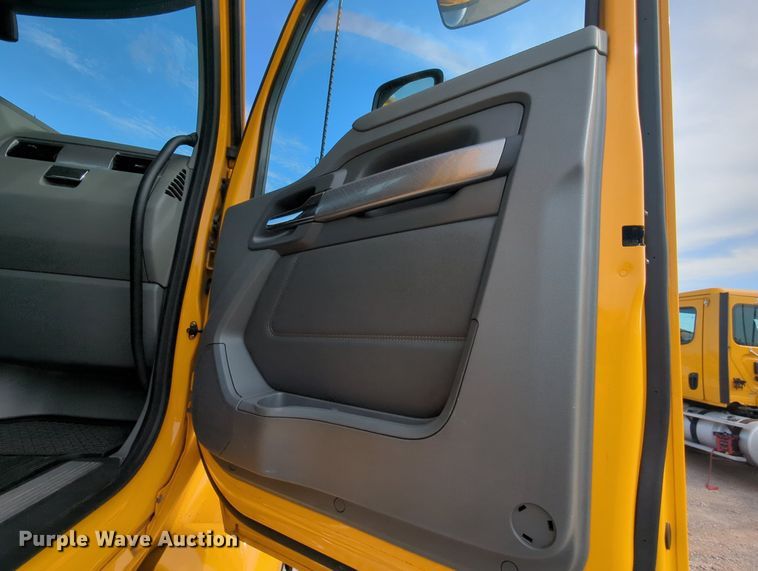 image for item MY9824 2019 Kenworth T680  semi truck