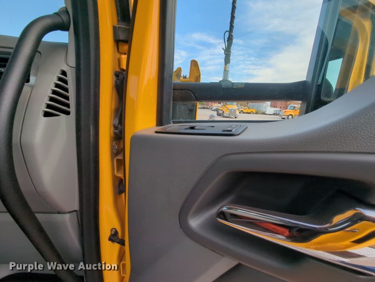 image for item MY9824 2019 Kenworth T680  semi truck