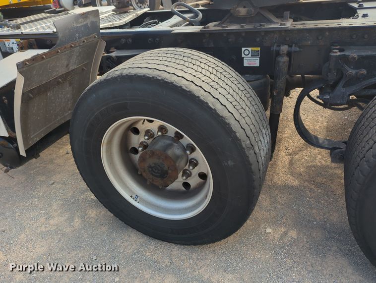 image for item MY9824 2019 Kenworth T680  semi truck