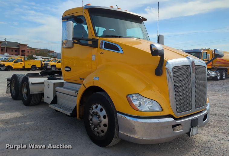 image for item MY9825 2019 Kenworth T680  semi truck
