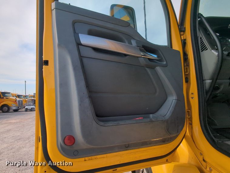 image for item MY9825 2019 Kenworth T680  semi truck